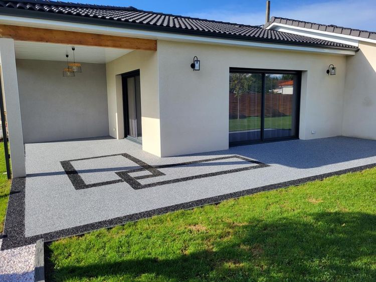 La terrasse d'une maison de particulier avec contours de motifs géométriques plus foncés se chevauchant